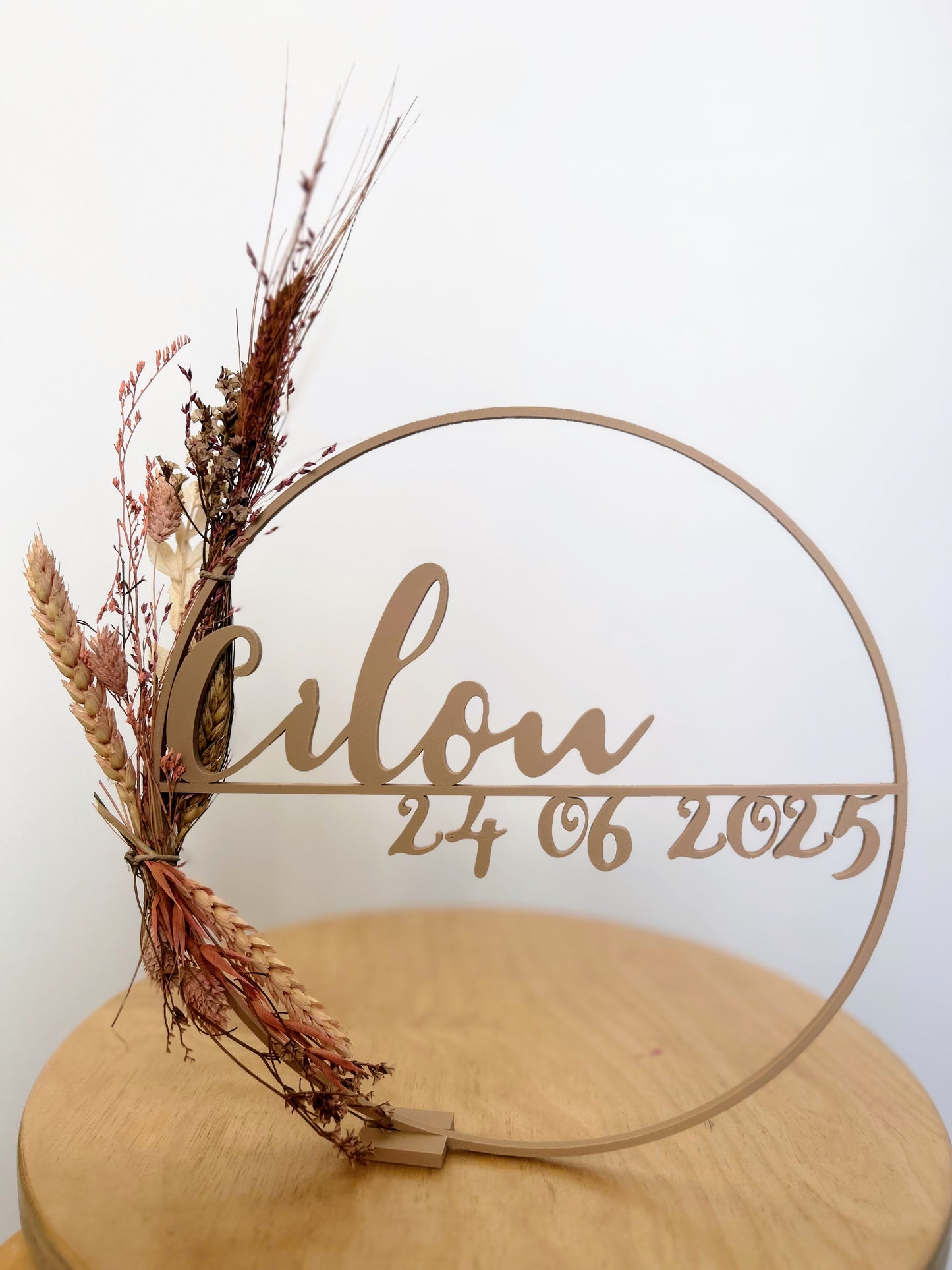 Geboortecirkel met naam en droogbloemen