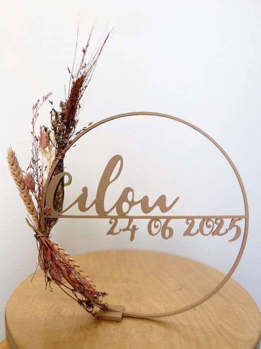 Geboortecirkel met naam en droogbloemen